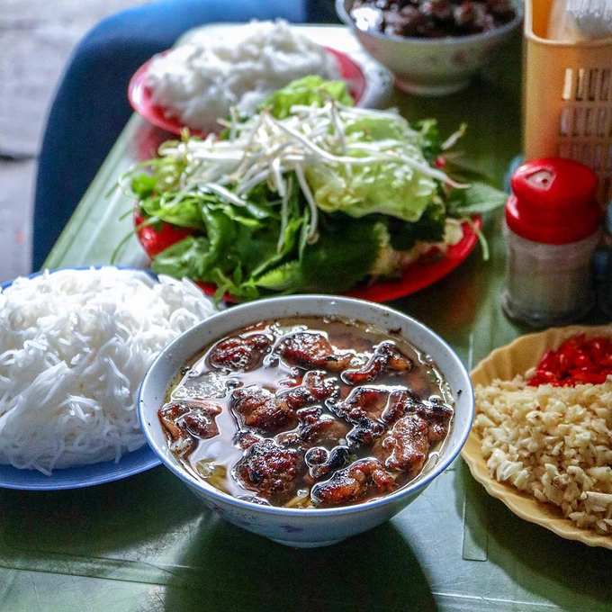 Mỗi suất bún chả dao động trong khoảng 20.000 - 45.000 đồng. Bát bún lẫn (viên và miếng) được nhiều người lựa chọn hơn hẳn. Ảnh: Darrel W. Mỗi suất bún chả dao động trong khoảng 20.000 - 45.000 đồng. Bát bún lẫn (viên và miếng) được nhiều người lựa chọn hơn hẳn. Ảnh: Darrel W.
