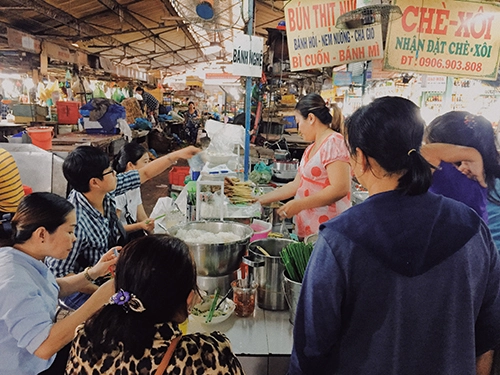 Quầy ăn rất đông khách vào mỗi buổi trưa. Ảnh: Linh Sea.