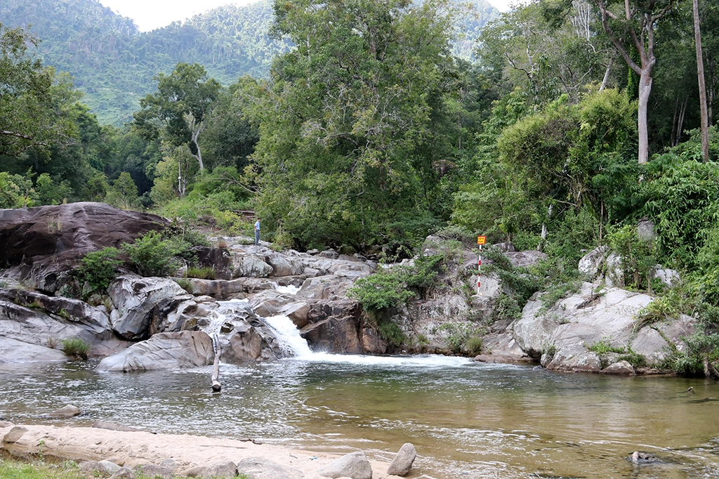 Hang đá nằm cạnh con suối trong lành. Ảnh: krongkmar.