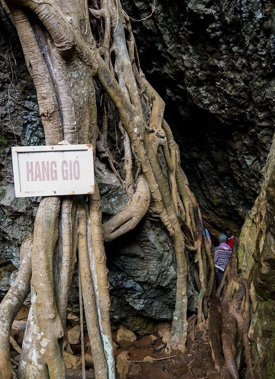 Ở dưới chân thác Voi có nhiều tảng đá to, đủ hình thù. Những phiến đá đã tạo ra hang Gió ngay cạnh thác nước. Lối vào hang hẹp, chỉ đủ một người len lỏi dưới những bộ rễ cây rừng cổ thụ.