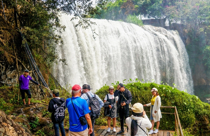 Dịp cuối tuần, thác Voi đều đông đúc khách tham quan. Giá vé vào cổng là 20.000 một người. Ở gần chân thác, Ban quản lý dựng lối đi để khách dễ dàng chụp ảnh, ngắm thác.  "Khi leo qua vách đá, vào trong hang sâu, tôi có cảm giác như đang chinh phục rừng già, thám hiểm vùng đất lạ. Thác rất đẹp và hoang sơ dù thời điểm tôi đi là mùa khô", anh Thanh Long (Đồng Nai) cho biết.