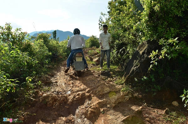 Hang Háng La cách trung tâm huyện Mù Cang Chải khoảng 40 km. Để đi đến hang, du khách phải đi qua một đoạn 3 km đường đất ở bản Làng Sang (Nậm Khắt). Vào ngày mưa, con đường trở nên trơn trượt khiến việc vào hang trở nên bất khả thi. Hang Háng La cách trung tâm huyện Mù Cang Chải khoảng 40 km. Để đi đến hang, du khách phải đi qua một đoạn 3 km đường đất ở bản Làng Sang (Nậm Khắt). Vào ngày mưa, con đường trở nên trơn trượt khiến việc vào hang trở nên bất khả thi.