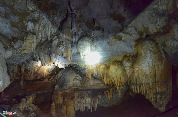 Hang Háng La nằm trên một ngọn núi cạnh xã Ngọc Chiến của tỉnh Sơn La. Ngay khi đến cửa, bạn sẽ cảm thấy một làn gió mát khoan khoái, dễ chịu. Hang Háng La nằm trên một ngọn núi cạnh xã Ngọc Chiến của tỉnh Sơn La. Ngay khi đến cửa, bạn sẽ cảm thấy một làn gió mát khoan khoái, dễ chịu.