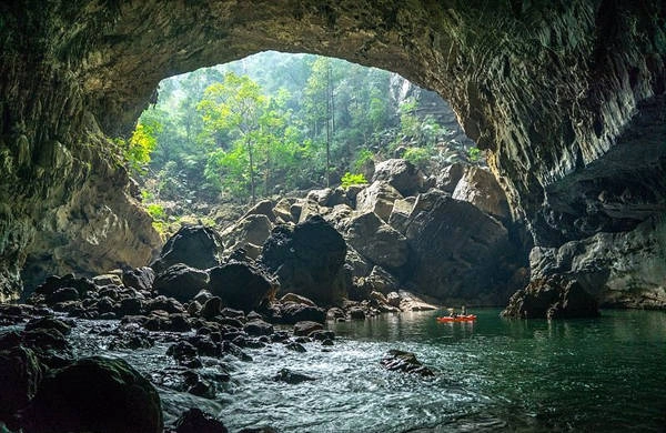 Tham Khoun Xe là một trong những hang động sông ngầm lớn nhất thế giới. Tham Khoun Xe là một trong những hang động sông ngầm lớn nhất thế giới.