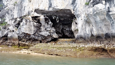 Bên ngoài cửa hang. Ảnh: Báo Quảng Ninh.