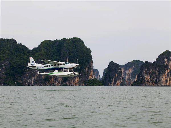 Tạp chí The New York Times (Mỹ) đã đánh giá dịch vụ ngắm vịnh Hạ Long từ thủy phi cơ là một trong những dịch vụ du lịch hấp dẫn nhất năm 2015. Tạp chí The New York Times (Mỹ) đã đánh giá dịch vụ ngắm vịnh Hạ Long từ thủy phi cơ là một trong những dịch vụ du lịch hấp dẫn nhất năm 2015.