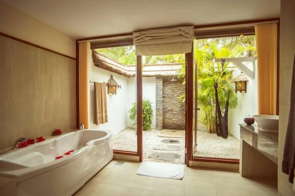 Phòng tắm sang trọng, gần gũi với thiên nhiên.