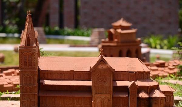 Nhà thờ Đức Bà của Thành phố Hồ Chí Minh cũng xuất hiện.