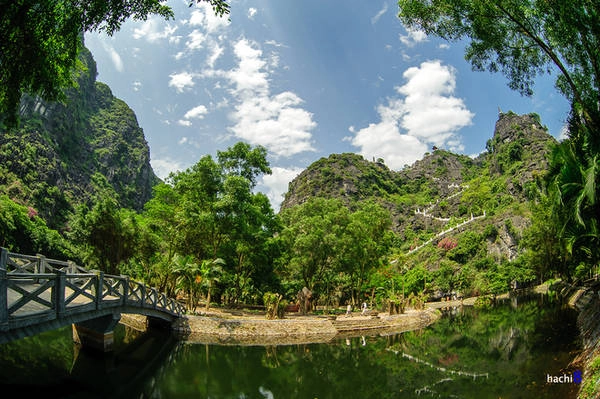 Hang Múa nằm dưới chân núi Múa, trong quần thể khu du lịch sinh thái thuộc địa phận thôn Khê Đầu Hạ, xã Ninh Xuân, Hoa Lư, Ninh Bình. hang-mua-noi-ngam-mua-lua-chin-o-tam-coc-ivivu-1