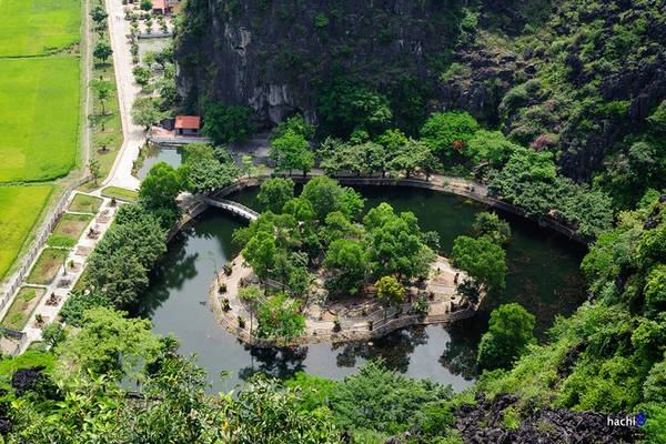 Theo truyền thuyết, vua Trần khi về vùng Hoa Lư lập Am Thái Vi thường tới đây để nghe các mỹ nữ, cung tần múa hát. Vì vậy, nơi đây được đặt tên là Hang Múa. hang-mua-noi-ngam-mua-lua-chin-o-tam-coc-ivivu-4
