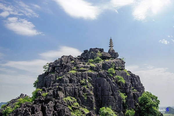 Núi có hình như một quả chuông, nằm trong quần thể núi đá Tam Cốc. hang-mua-noi-ngam-mua-lua-chin-o-tam-coc-ivivu-5