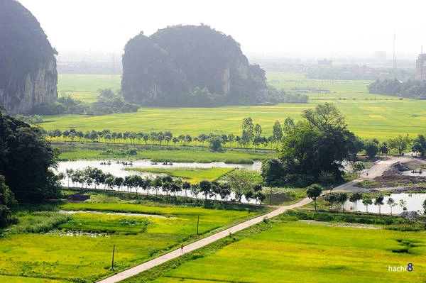 Trên đường đi, du khách sẽ được qua nhiều đồng lúa, làng mạc cùng bến nước, sông hồ và núi non hùng vĩ. hang-mua-noi-ngam-mua-lua-chin-o-tam-coc-ivivu-7