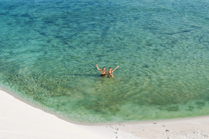 Trước khi đến Lencois Maranhenses, đừng quên mang theo kem chống nắng, nước, mũ và kính râm. Cát có thể thay đổi trạng thái từ mềm mịn thành cứng khô, vì vậy giày đi bộ là sự lựa chọn thích hợp để di chuyển. Bạn cũng đừng quên mang theo đồ bơi. Sau những chuyến đi dài trên cát, việc đắm mình dưới những hồ nước trong vắt là một trải nghiệm khó quên. Ảnh: Mala De Adventuras.