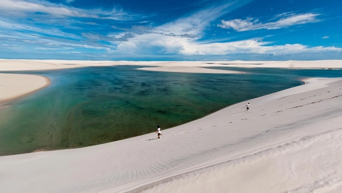 Với phong cảnh ấn tượng kéo dài hàng cây số, vườn quốc gia tự nhiên Lencois Maranhenses còn có tên gọi khác là “ga trải giường”. Mặc dù ít được biết đến hơn những kỳ quan thiên nhiên khác của Brazil như thác Iguacu, vườn quốc gia Lencois Maranhenses vẫn là điểm du lịch hấp dẫn vì sở hữu vẻ đẹp hiếm có trên hành tinh. Ảnh: Lonely Planet.