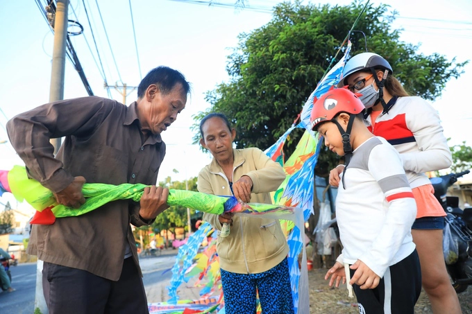 Mỗi con diều có giá bán từ vài chục đến hơn một trăm nghìn đồng. "Cánh đồng diều này ngày nào cũng đông nhưng nhộn nhịp nhất là cuối tuần và dịp lễ. Người dân chơi bắt đầu từ sau Tết đến 30/4", ông Trần Văn Bình (72 tuổi, huyện Hóc Môn), người bán diều hơn 20 năm cho biết.