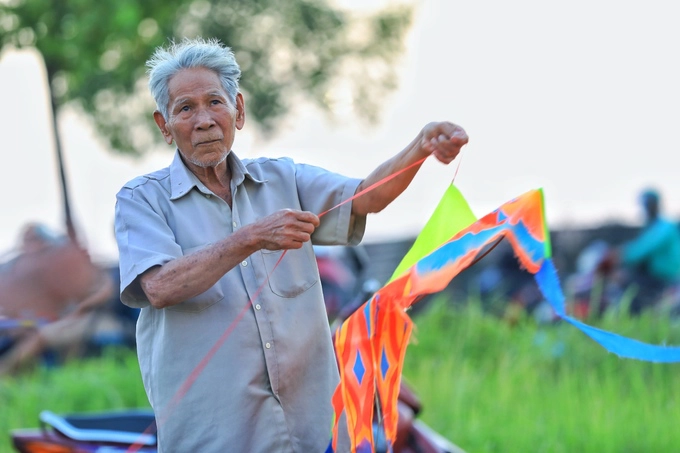 Theo ông Tư Râu, người dân tại đây, đồng diều này có từ rất lâu nhưng vài năm trở lại đây, mỗi mùa lại càng đông người đến thả hơn. "Cánh đồng này vốn rộng rãi, gió nhiều nên thuận tiện cho diều bay lên", ông nói.