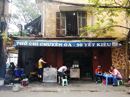 Một phần là hương vị phở vẫn vẹn nguyên như ngày xưa, một phần là nơi gắn bó suốt thời tuổi thơ của tôi nên cho đến bây giờ tôi vẫn thường xuyên đến quán và dắt theo cả con của mình, anh Bách bộc bạch nói. Ảnh: Phong Vinh