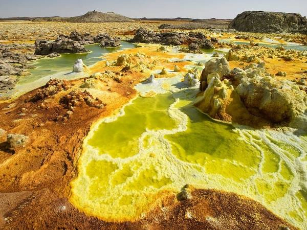 Dallol, Ethiopia: Sự hình thành muối, các suối nước nóng có tính axit, các mạch khí làm cho khu vực thủy nhiệt tuyệt đẹp này trở thành một trong những nơi nóng nhất thế giới, với nhiệt độ trung bình vào mùa hè là 114 độ C. Dallol, Ethiopia: Sự hình thành muối, các suối nước nóng có tính axit, các mạch khí làm cho khu vực thủy nhiệt tuyệt đẹp này trở thành một trong những nơi nóng nhất thế giới, với nhiệt độ trung bình vào mùa hè là 114 độ C.