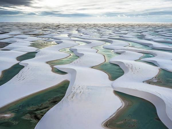 Công viên quốc gia Lencois Maranhenses, Brazil: Với cảnh tượng có một không hai trên trái đất, vùng này khi thì giống như một sa mạc ngập trong nước, khi lại như một hố cát khổng lồ tùy thuộc vào mùa mưa xuất hiện đầu tháng 6. Công viên quốc gia Lencois Maranhenses, Brazil: Với cảnh tượng có một không hai trên trái đất, vùng này khi thì giống như một sa mạc ngập trong nước, khi lại như một hố cát khổng lồ tùy thuộc vào mùa mưa xuất hiện đầu tháng 6.