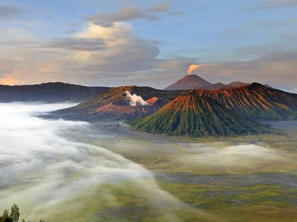 Núi lửa Bromo, Tây Java, Indonesia: Đỉnh Bromo có lẽ là núi lửa nổi tiếng nhất ở công viên quốc gia Bromo Tengger Semeru, với cảnh bình minh ngoạn mục. Núi lửa Bromo, Tây Java, Indonesia: Đỉnh Bromo có lẽ là núi lửa nổi tiếng nhất ở công viên quốc gia Bromo Tengger Semeru, với cảnh bình minh ngoạn mục.
