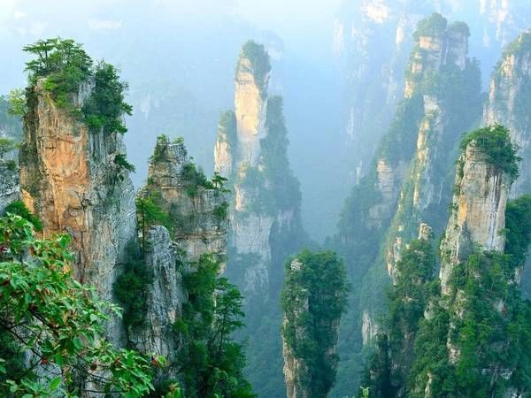Núi Vũ Lăng Nguyên, Trương Gia Giới, Trung Quốc: Khu thắng cảnh có diện tích 396 km2 với hàng nghìn cột đá lô nhô ấn tượng, nhiều cột còn cao hơn tòa nhà Empire State ở Mỹ. Đây chính là bối cảnh của thế giới Pandora trong bộ phim bom tấn Avatar. Núi Vũ Lăng Nguyên, Trương Gia Giới, Trung Quốc: Khu thắng cảnh có diện tích 396 km2 với hàng nghìn cột đá lô nhô ấn tượng, nhiều cột còn cao hơn tòa nhà Empire State ở Mỹ. Đây chính là bối cảnh của thế giới Pandora trong bộ phim bom tấn Avatar.