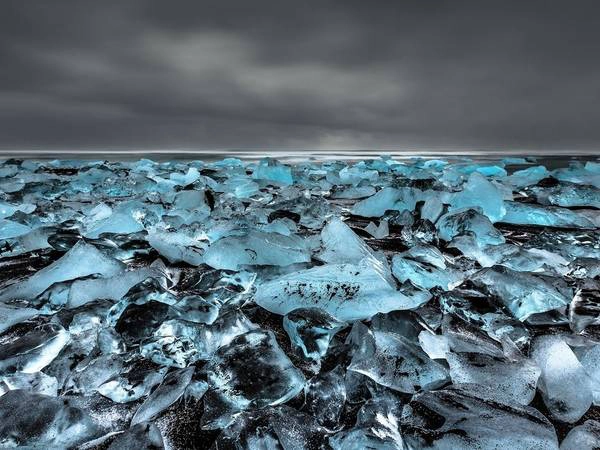 <strong>Jökulsárlón, công viên quốc gia Vatnajökull, Iceland:</strong> Hồ băng Jökulsárlón và bãi biển đóng băng ở đây được coi là kỳ quan thiên nhiên của Iceland. Lớp cát núi lửa màu đen làm nền cho những khối băng lấp lánh. <strong>Jökulsárlón, công viên quốc gia Vatnajökull, Iceland:</strong> Hồ băng Jökulsárlón và bãi biển đóng băng ở đây được coi là kỳ quan thiên nhiên của Iceland. Lớp cát núi lửa màu đen làm nền cho những khối băng lấp lánh.