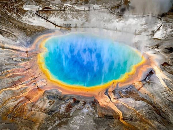 Suối nước nóng Grand Prismatic Spring, công viên quốc gia Yellowstone, Wyoming: Suối nước nóng có hình dáng như một cầu vồng tròn xoe với các gam màu rực rỡ. Suối nước nóng Grand Prismatic Spring, công viên quốc gia Yellowstone, Wyoming: Suối nước nóng có hình dáng như một cầu vồng tròn xoe với các gam màu rực rỡ.