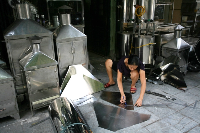 Trong không gian sản xuất chật hẹp, nhưng những người thợ vẫn miệt mài làm việc.