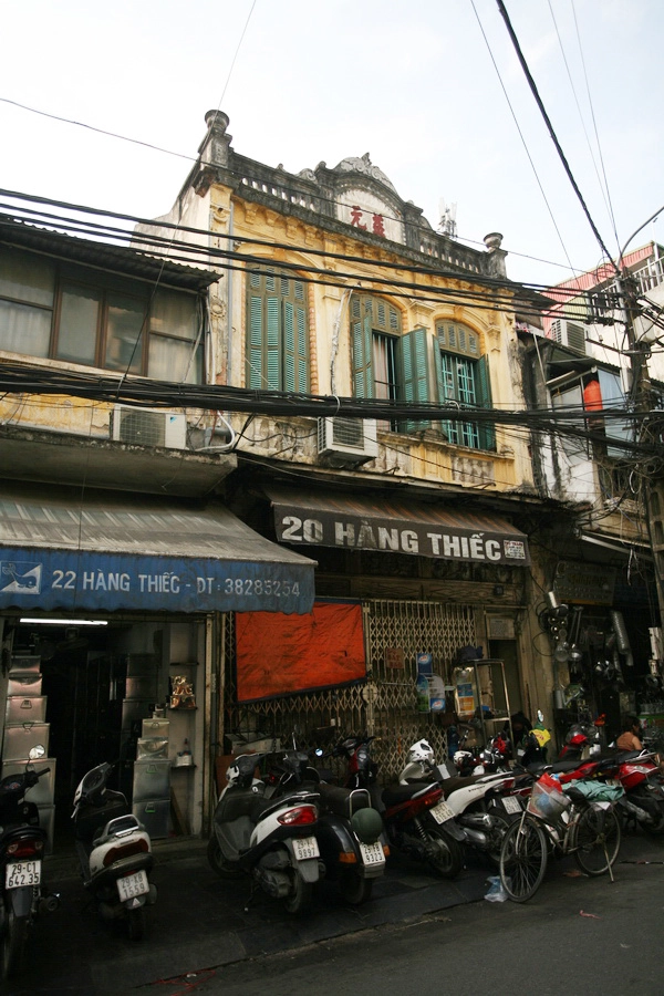 Những năm 1930-1940 là thời hoàng kim của phố Hàng Thiếc. Bên cạnh nghề gia công kim loại còn có những cửa hàng làm gương, kính. Con phố nhỏ nhưng hoạt động buôn bán sản xuất luôn tấp nập. Hiện tại, do sự cạnh tranh của nhiều mặt hàng nhựa, người thợ ở đây cũng ít nhiều bị ảnh hưởng, song phố vẫn bền bỉ sống với nghề.