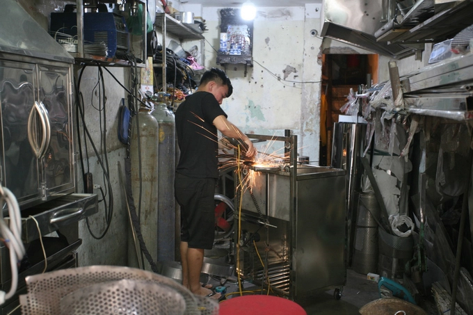 Xưa kia người thợ gia công kim loại phải có bếp lò, nhưng giờ đã có các thiết bị điện thay thế.