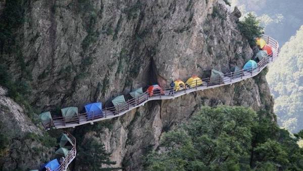 Đây là một phần trong Lễ hội núi Laojun nổi tiếng. Tại đây, du khách có thể ngắm sao trời, thưởng thức bầu không khí trong lành và tập thể dục giữa sương mù trong sáng sớm. Ảnh: XHNews. Đây là một phần trong Lễ hội núi Laojun nổi tiếng. Tại đây, du khách có thể ngắm sao trời, thưởng thức bầu không khí trong lành và tập thể dục giữa sương mù trong sáng sớm. Ảnh: XHNews.