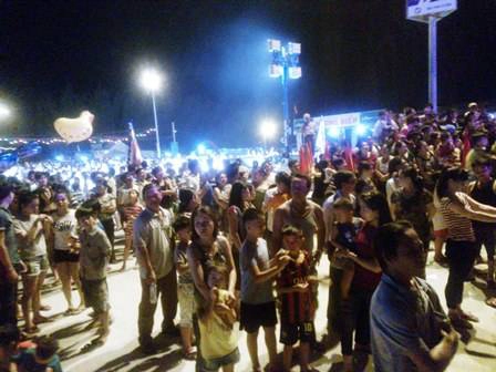 Du khách ùn ùn kéo về Festival Thuận An biển gọi