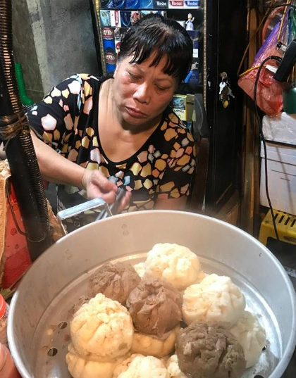 Hàng bánh bao bán cả ngày, phục vụ nhiều khách nước ngoài. Hàng bánh bao bán cả ngày, phục vụ nhiều khách nước ngoài.