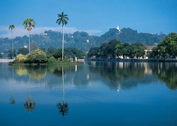 Kandy, thủ đô Phật giáo bên hồ nhân tạo của Sri Lanka - Ảnh: discover-srilanka Kandy, thủ đô Phật giáo bên hồ nhân tạo của Sri Lanka - Ảnh: discover-srilanka