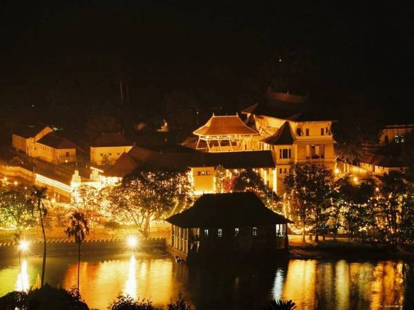 Dalada Maligawa, Phật Nha Tự lấp lánh trong đêm - Ảnh: pearl-srilanka Dalada Maligawa, Phật Nha Tự lấp lánh trong đêm - Ảnh: pearl-srilanka