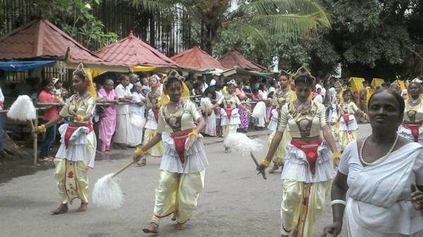 Các vũ công biểu diễn tại lễ hội Esala Perahera - Ảnh: pin it Các vũ công biểu diễn tại lễ hội Esala Perahera - Ảnh: pin it