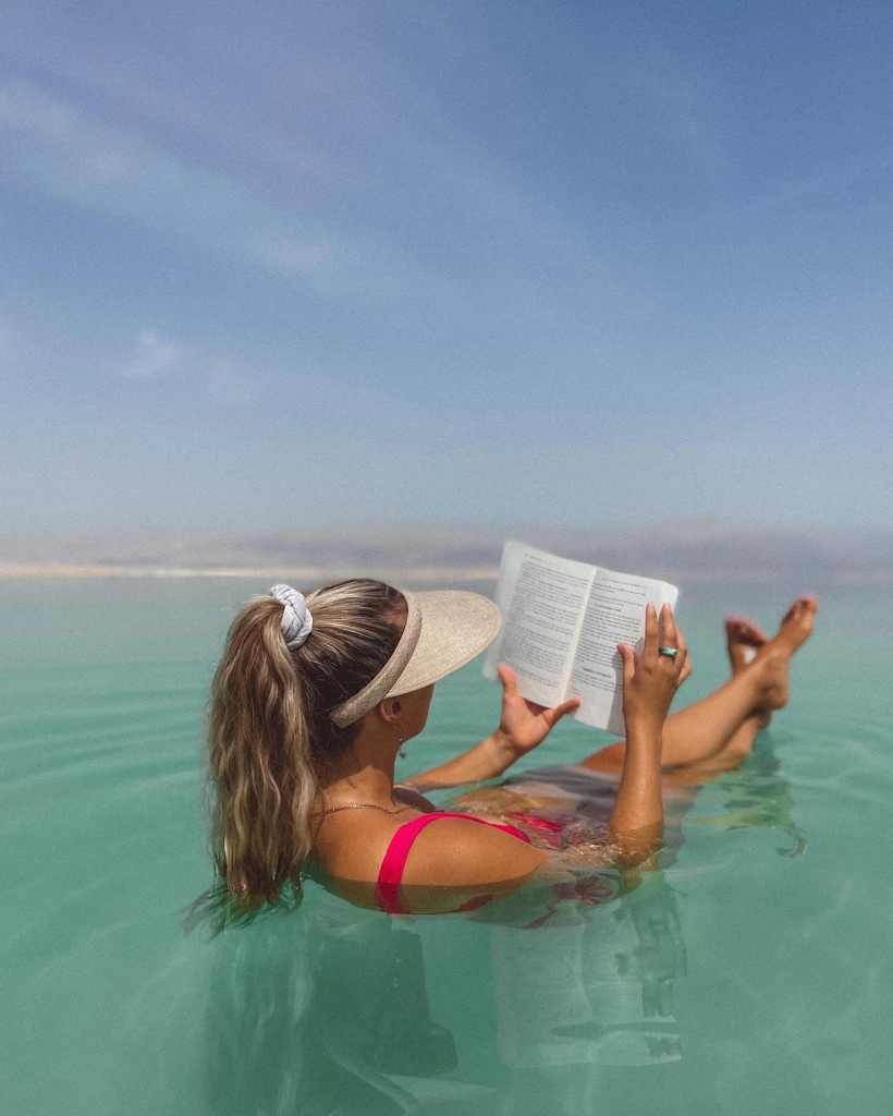 Bạn sẽ dễ dàng vừa nổi vừa đọc sách báo ở Biển Chết. Ảnh: @eboniegaskin