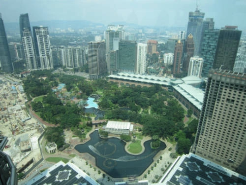 Đứng tại cầu trên không, du khách có thể phóng tầm mắt ra xa và quan sát cả một vùng Kuala Lumpur rộng lớn. Đứng tại cầu trên không, du khách có thể phóng tầm mắt ra xa và quan sát cả một vùng Kuala Lumpur rộng lớn.