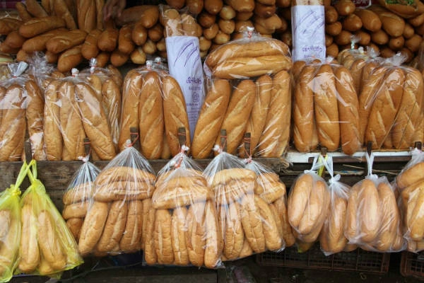 Bánh mì được bán nhiều trong các chợ địa phương ở Vientiane. Ảnh: shutterstock. Bánh mì được bán nhiều trong các chợ địa phương ở Vientiane. Ảnh: shutterstock.