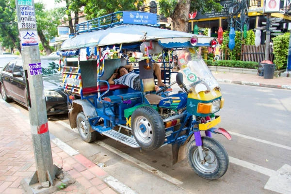 Xe tuk tuk, phương tiện di chuyển rẻ và tiện lợi. Ảnh: shutterstock. Xe tuk tuk, phương tiện di chuyển rẻ và tiện lợi. Ảnh: shutterstock.