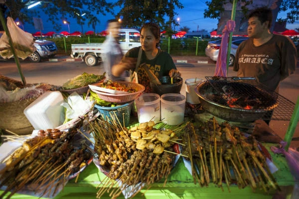 Ẩm thực đường phố ở Lào. Ảnh: shutterstock. Ẩm thực đường phố ở Lào. Ảnh: shutterstock.