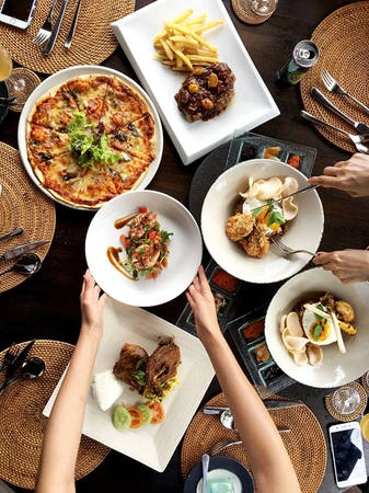 Tuy nhiên, nam ca sĩ Miền cát trắng lại cảm thấy đồ ăn ở Bali khá khó ăn, với cách chế biến kiểu địa phương, ít bỏ gia vị. Món ăn mà Quang Vinh thích nhất ở cơm nasi goreng và mì goreng, ngoài ra còn có kem mãng cầu. Những ngày sau đó, anh cùng bạn bè đi chợ và tự nấu đồ ăn.