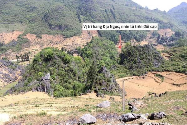 Hang Địa Ngục nằm trong quần thể cao nguyên đá Đồng Văn, Hà Giang. Qua tìm hiểu nhiều kênh thông tin, Tạ Nam Long biết đây là hang động rất sâu, được người dân địa phương coi là rất linh thiêng. Hang Địa Ngục nằm trong quần thể cao nguyên đá Đồng Văn, Hà Giang. Qua tìm hiểu nhiều kênh thông tin, Tạ Nam Long biết đây là hang động rất sâu, được người dân địa phương coi là rất linh thiêng.