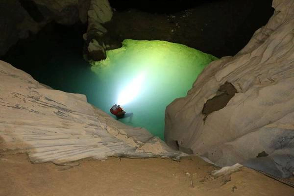 Vượt qua 7 tầng của hang Địa Ngục, lơ lửng trước những hố sâu trơn trượt đến 70-80 m, tầng thứ 8 hiện ra trước mắt Ngũ Hổ là hố nước sâu thẳm, lạnh thấu xương. Đội trưởng Nam Long mặc áo phao lặn dưới hồ nước tìm đường, dò dẫm giữa làn nước buốt da thịt, vách đá bùn dốc. Vượt qua 7 tầng của hang Địa Ngục, lơ lửng trước những hố sâu trơn trượt đến 70-80 m, tầng thứ 8 hiện ra trước mắt Ngũ Hổ là hố nước sâu thẳm, lạnh thấu xương. Đội trưởng Nam Long mặc áo phao lặn dưới hồ nước tìm đường, dò dẫm giữa làn nước buốt da thịt, vách đá bùn dốc.