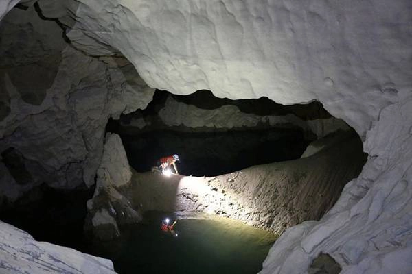 Tạ Nam Long cẩn thận di chuyển trên con đường bùn ướt trơn trượt. Tạ Nam Long cẩn thận di chuyển trên con đường bùn ướt trơn trượt.