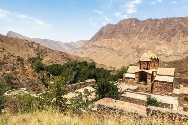 Nhà thờ Hồi giáo người Armeni, với dãy núi cao là thuộc phần đất của Azerbaijan, có thể con đường tơ lụa không chỉ thuần túy về mặt thương nghiệp mà còn là hành trình văn hóa, tôn giáo đa dạng được hòa trộn.