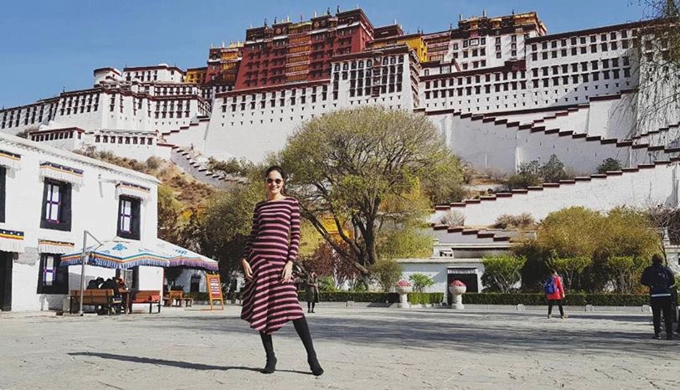 Hoa hậu Hương Giang vừa trở về từ chuyến đi Tây Tạng cách đây ít ngày. Tây Tạng luôn là mảnh đất huyền bí với bất kỳ tín đồ mê dịch chuyển nào trên thế giới và với nàng hoa hậu "đẹp nhất châu Á" năm nào cũng vậy. Cô nói về cơ duyên của chuyến đi rằng, mình đã mơ một ngày được đến nơi đây từ khi đọc tập tiểu thuyết "Mật mã Tây Tạng" với cảnh sắc thiên nhiên mênh mang, hùng vĩ cùng đàn bò yak thủng thẳng gặm cỏ, núi tuyết như tranh vẽ, trời cao xanh ngắt với mây trắng bao trọn các đỉnh núi thiêng.