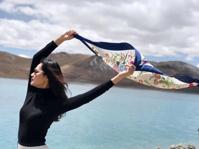 "Nhưng trên tất cả, Tây Tạng cuốn hút tôi bằng văn hóa Phật giáo Mật Tông với những tín đồ sùng kính, ngày ngày cầm trên tay bánh xe cầu nguyện (prayer wheel), miệng niệm chú, tam bộ nhất bái với tất cả tấm lòng thành kính. Họ không cầu xin cho bản thân, mà cầu xin cho thế gian được an bình, hạnh phúc. Với một người vô thần như tôi, tìm hiểu về mỗi tôn giáo là một điều cực kỳ thú vị, để tò mò xem sức mạnh nào đã có thể kết nối được những con người đó lại với nhau để tạo nên nền văn hóa đặc sắc đến như vậy", Hương Giang tâm sự.
