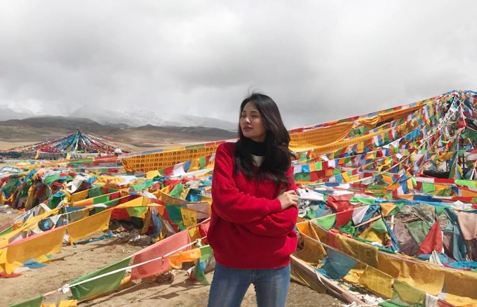 Đón đoàn tại nhà ga Lhasa là anh Kunchok, hướng dẫn viên đi theo trong suốt 10 ngày. Anh và bác Padro tài xế đều là người Tạng. Đây cũng là điểm mà những người trong đoàn thích nhất của nhà tour này vì được hỏi những phong tục, tập quán, cách suy nghĩ của chính những người dân bản địa, đôi lúc nó sẽ đối lập với những gì mà cô từng được đọc.