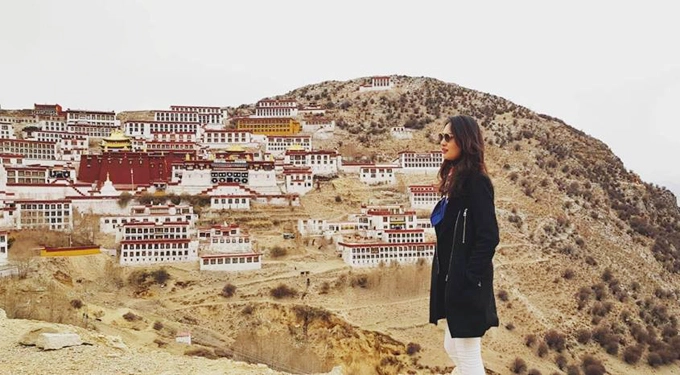 Cung điện Potala là kỳ quan tôn giáo, biểu tượng của Tây Tạng. Khởi nguồn từ một hang động trong lòng núi của Hồng Đồi, được bắt đầu xây dựng từ vị Tạng Vương hùng mạnh nhất trong lịch sử Tây Tạng – Tùng Tán Cán Bố ở thế kỷ thứ 7, Potala sau đó được Đạt Lai Lạt Ma thứ 5 bắt đầu mở rộng vào thế kỷ 17. Đây cũng là nơi ở cũng như đặt chính phủ của các đời Đạt Lai Lạt Ma tới năm 1959. Cột mốc 1959 được Kunchok nhắc đi nhắc lại trong mỗi địa danh, mỗi câu chuyện mà đoàn du khách tới sau này như cột mốc thay đổi của lịch sử người dân Tạng.